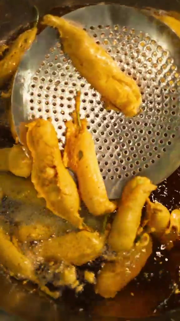 Snacks coming out of the fryer at Sri Ram Cafe, Koramangala
